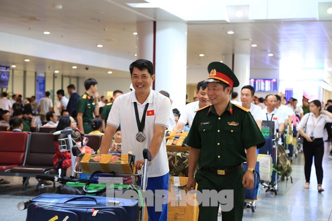 Đại tá Phan Hải Long cùng nụ cười rạng rỡ chiến thắng dẫn đầu đội tuyển trở về quê hương sau những ngày thi đấu tại Army Games