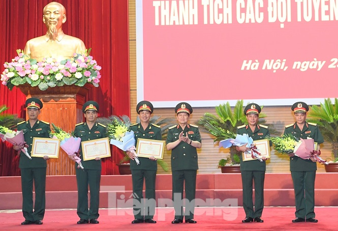  Đội tuyển Xe tăng đã được Bộ trưởng Bộ Quốc phòng trao tặng Bằng khen về những nỗ lực trong quá trình huấn luyện, thi đấu ở Army Games 2019