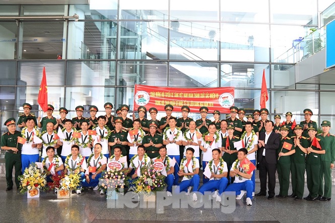  Đồng đội ra sân bay đón đội tuyển Xe tăng Việt Nam về nước chiến thắng sau chiến thắng thuyết phục tại Liên bang Nga 