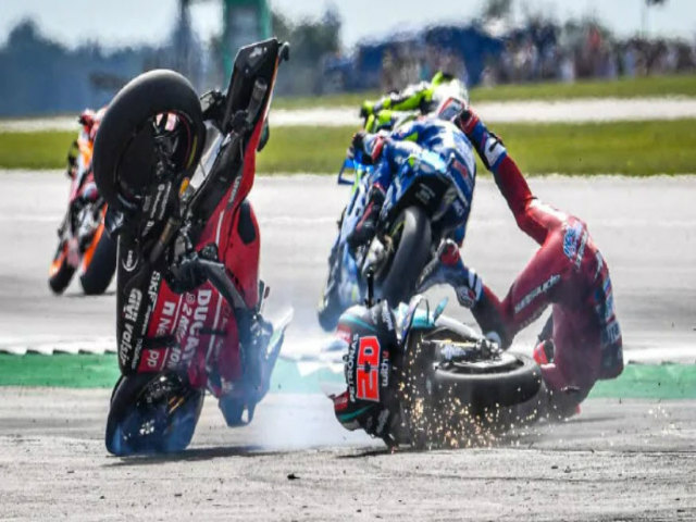 Thể thao - Hãi hùng xe đua cán nhau: Bốc cháy nghi ngút, người văng chục mét