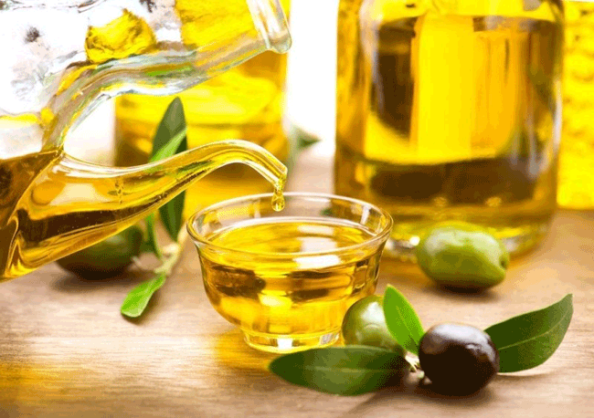 15. Dầu oliu chứa nhiều axit béo omega-3, giúp giảm mức men gan và kiểm soát cân nặng.

