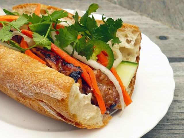 Ẩm thực - Bánh mì nem nướng lạ miệng ở xứ "người đẹp Tây Đô"