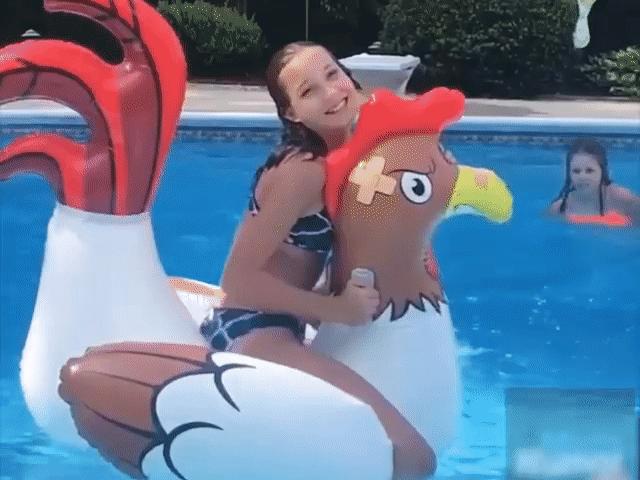 Video Clip Cười - Bể bơi là nơi "gây cười" nhiều nhất trên đời