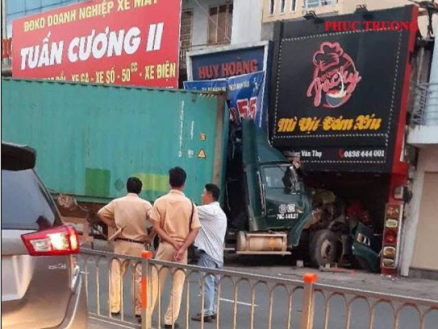 Tin tức trong ngày - Ngổn ngang hiện trường xe container tông thẳng 2 cửa hàng lúc sáng sớm