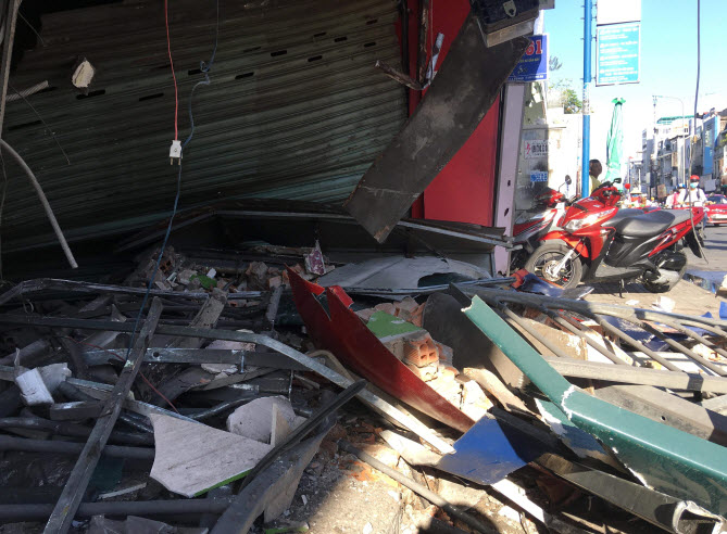 Gạch đá và những mảng bê tông rơi vãi khắp nơi.