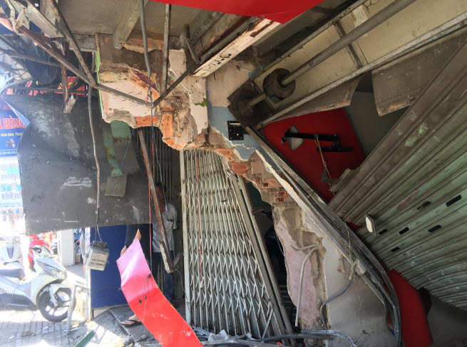 Cú tông mạnh khiến cửa sắt cũng bị bung ra.