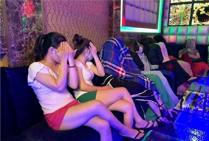 Từ tháng 9/2019, nhân viên quán karaoke phải đeo biển tên - 1
