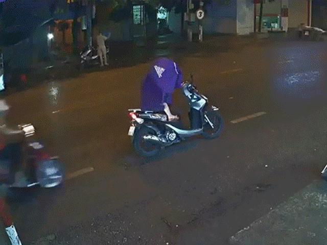 Bạn trẻ - Cuộc sống - Bà mẹ bất cẩn dừng xe giữa đường mặc áo mưa và cái kết