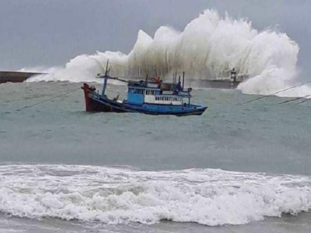 Sáng 28/8, bão Podul giật cấp 10 tiến vào Biển Đông