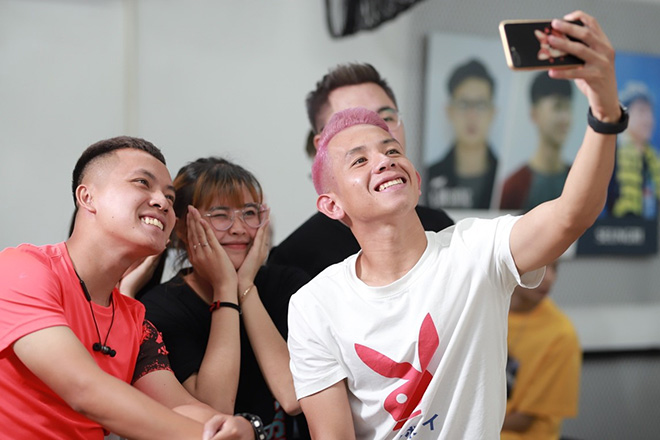 Rất nhiều người hâm mộ nhận ra sự có mặt của các tuyển thủ và tranh thủ selfie với kiểu đầu mới