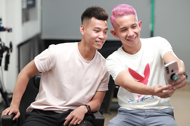 Bộ đôi cầu thủ cực kỳ hài lòng với kiểu đầu mới, tự tin selfie khoe đồng đội