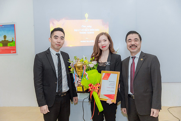 Ngưỡng mộ với thành tích mà cô nhận cup và bằng khen top 1 đại lý bảo hiểm xuất sắc miền Bắc.