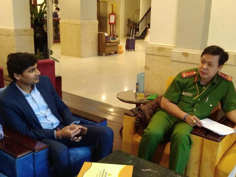 Công an làm việc với hành khách đã tố bị thu cước 1,2 triệu đồng. Ảnh M.L.