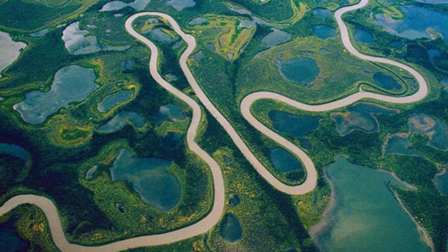 Không hề có một cây cầu bắc qua con sông dài nhất thế giới này. Ảnh: National Geographic.