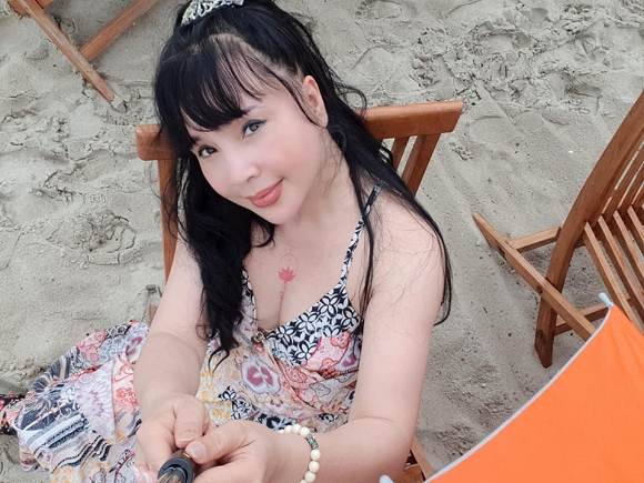 Khi chia sẻ chùm ảnh trẻ trung này, nghệ sĩ Lan Hương cho biết đã dùng những phần mềm chỉnh ảnh: "Bãi biển Cojamui của Thái Lan... ngày biển đẹp... đêm khu phố từng bừng ăn chơi hưởng thụ... Tối chụp trong khu trung tâm nhé cả nhà... Đây là chùm ảnh gồm ảo B612- ảo Wuta Cam và Cam thường, cam thường nắng to cũng ảo ra phết ... Chúc cả nhà ngày mới tươi đẹp với cụ bà đi nghỉ mát muộn này nhé".