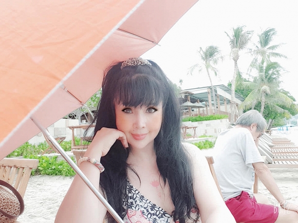 Đi du lịch cùng ông xã, nghệ sĩ Lan Hương rất biết cách sống trẻ. Cô liên tục chụp những góc ảnh khác nhau, dù đạo diễn Tất Bình không mấy hứng thú với việc chụp hình.