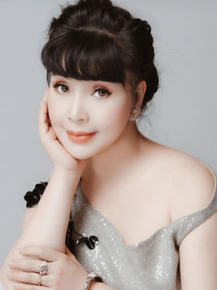 Ở tuổi U60, Lan Hương vẫn giữ được nét đẹp trẻ trung.