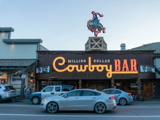Million Dollar Cowboy Bar là một quán rượu cao bồi mang tính biểu tượng ở trung tâm thị trấn.