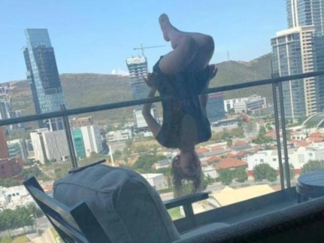 Phi thường - kỳ quặc - Liều lĩnh thể hiện động tác yoga ở mép ban công, cô gái rơi chúc đầu xuống từ tầng 6