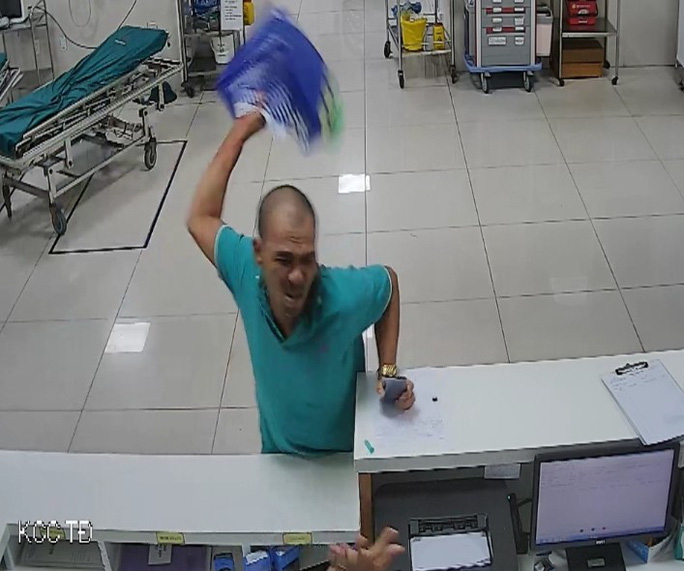 Hành vi côn đồ của Tú.