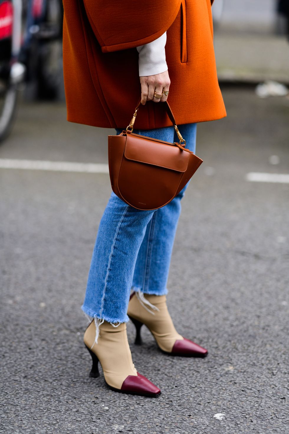  Túi xách nổi bật: "Chúng sẽ là phụ kiện xu hướng năm 2019," Giám đốc thời trang Saks Fifth Avenue Roopal Patel nói. "Thiết kế có cấu trúc là sang trọng, chắc chắn và bóng bẩy, làm cho chiếc túi sử dụng hàng ngày hoàn hảo."