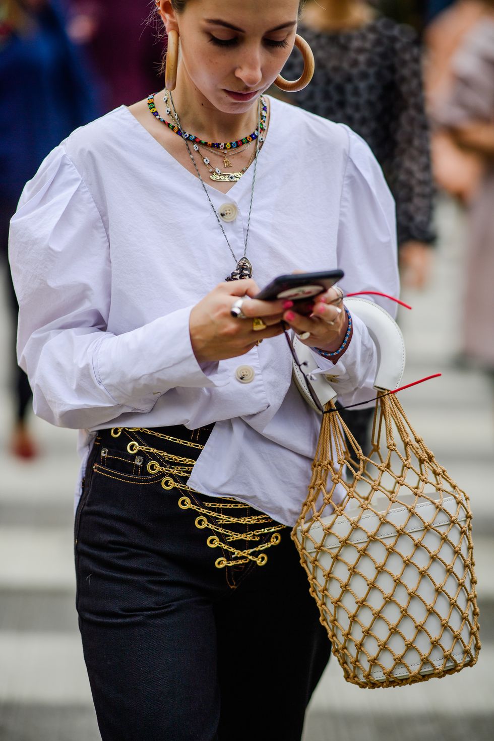  Thời trang thủ công: Các chuyên gia cho rằng xu hướng mới là về những món đồ đầy tính thủ công như đồ mây cói đan: "Xu hướng thủ công thể hiện trên những thiết kế rất tối giản như tại Loewe, JW Anderson, Victoria Beckham và Jacquemus".