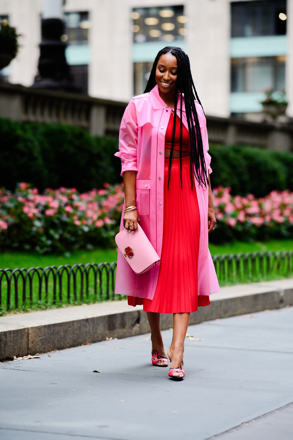 Neons và màu phấn: "Màu sắc của mùa là bất kỳ sắc thái tươi sáng nào của neon, Người ta có thể đầu tư vào một chiếc túi đeo chéo nhỏ bằng neon để có được những điểm nhấn phù hợp với xu hướng. Màu phấn cũng được ưa chuộng trong năm 2019, Maud Barrionuevo, Giám đốc Mua & Bán hàng Toàn cầu tại 24 Servres. "Tôi mong muốn được nhìn thấy những sắc thái dịu dàng, nữ tính hơn, đặc biệt là trong những tháng lạnh lẽo của năm mới. Áo khoác ngoài và áo màu sắc kẹo ngọt sẽ trở nên đặc biệt".