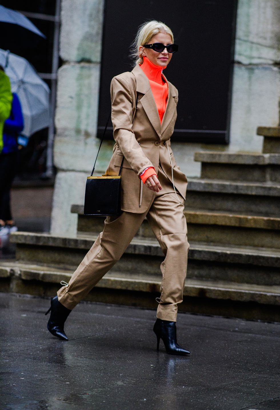 Suit: Shannon Schafer, Giám đốc thời trang cao cấp của Nordstrom cho biết: "Một bộ đồ suit thoải mái tạo cảm giác tươi mới, mềm mại hơn. Đừng ngạc nhiên khi thấy các bộ suit ngắn và các lựa chọn phù hợp với váy cũng đang trở thành xu hướng mới."