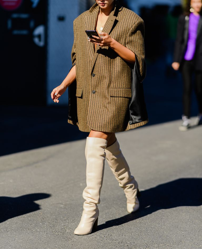 Áo khoác quá khổ: Chuyên gia thời trang cho rằng: "Đã đến lúc nói lời tạm biệt với bờ vai khỏe khoắn và áo khoác độn lớn quá khổ. Những thiết kế này quá khắc nghiệt và mang tính cấu trúc cho mùa xuân."