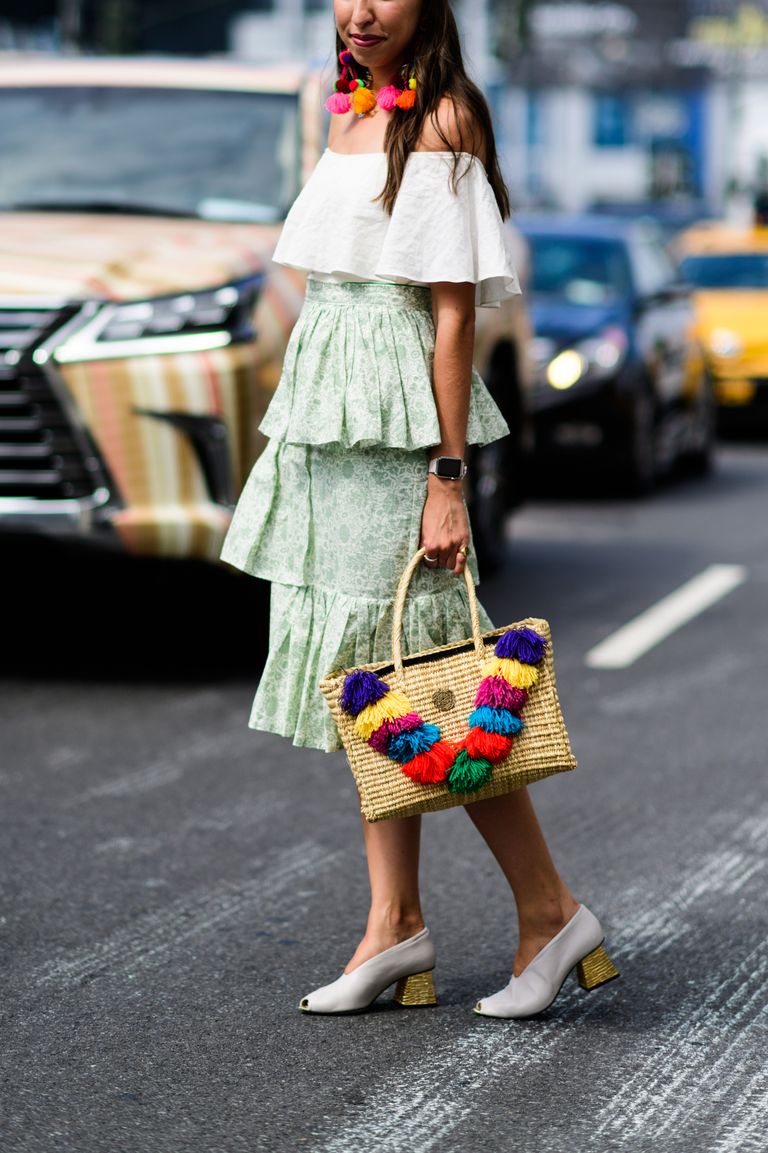 Xu hướng tàn lụi: "Nói lời tạm biệt với đôi vai được thả trần", Patel nói. "2019 đánh dấu những kiểu váy áo lệch vai và váy áo quây, gợi cảm." Giám đốc Thời trang của Shopbop - Caroline McGuire cũng đồng tình: "Kiểu dáng lệch vai sẽ luôn là một thứ thiết yếu theo mù, nhưng cho mùa xuân 2019, chúng ta đang chứng kiến sự chuyển đổi theo xu hướng hiện đại và vui nhộn hơn."