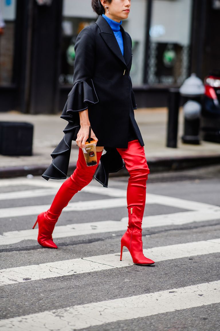 Xu hướng tàn lụi: Chuyên gia thời trang Hsu dự đoán sự thoái trào của giày bốt cao quá gối. "Xu hướng là không còn những đôi giày bốt cao đến đùi nhưng bốt cao hơn đầu gối và giày midi lại thịnh hành hơn." Theo chuyên gia thời trang McGuire, "Phụ nữ luôn yêu đôi giày cao gót, nhưng với xu hướng sandal thể thao thống trị cho mùa xuân 2019, chúng tôi có thể cho đôi chân nghỉ ngơi và để giày cao gót ở nhà."