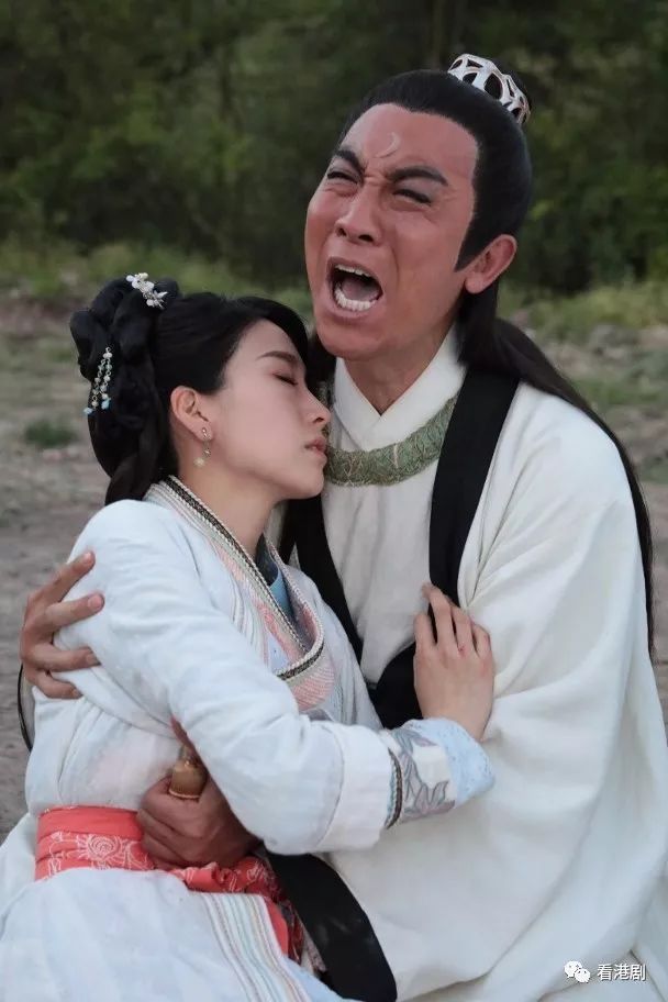 Bộ phim cũng vướng nhiều lỗi logic khiến các vụ án bị sơ sài, thiếu hấp dẫn