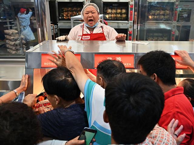 Thế giới - Mặc chính quyền đang "đấu" Mỹ, dân TQ ùn ùn kéo đến siêu thị bán lẻ Mỹ ngày đầu mở cửa