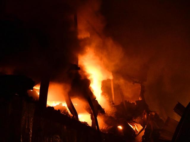 CẬP NHẬT: Cháy khủng khiếp tại nhà máy phích nước Rạng Đông, lửa đang lan sang nhà dân