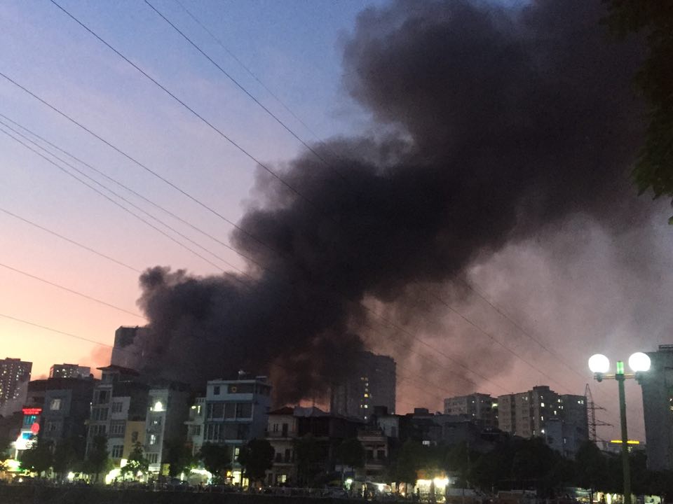 Vụ cháy xảy ra khoảng 18h, chiều 28/8, tại nhà nhà máy phích nước Rạng Đông, phường Thanh Xuân Trung, quận Thanh Xuân, Hà Nội.