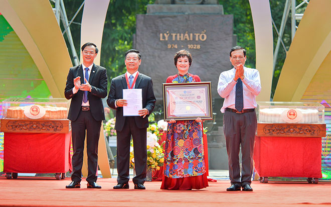 Trung ương Hội Kỷ lục gia Việt Nam trao bằng chứng nhận xác lập kỷ lục cho cặp bánh trung thu lớn nhất Việt Nam năm 2019