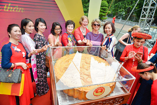 Đông đảo người dân thủ đô và bạn bè quốc tế đón nhận cặp bánh kỷ lục