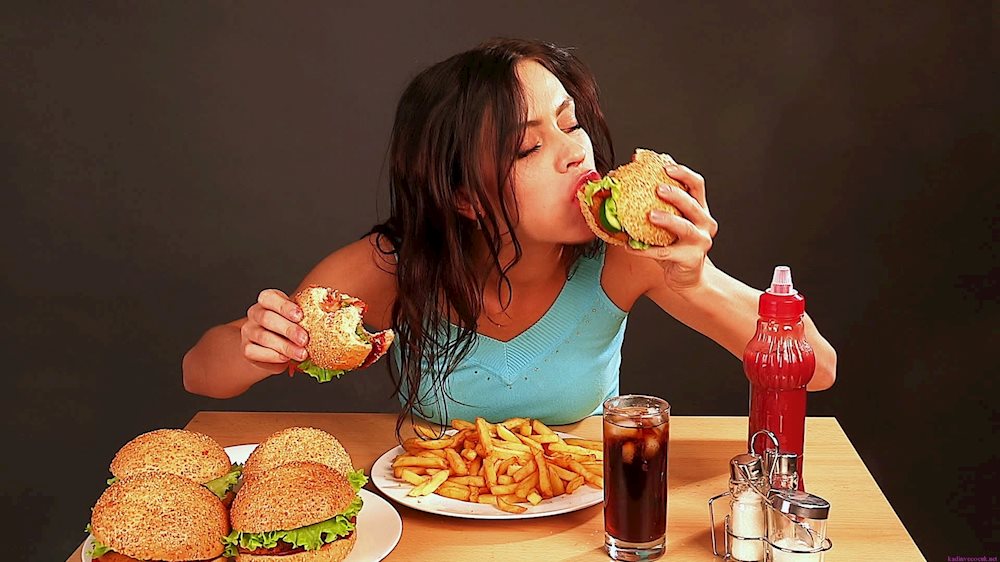 Dứt khoát khi ăn, phụ nữ không nên vừa ăn vừa nói nhồm nhoàm. (Ảnh minh họa)