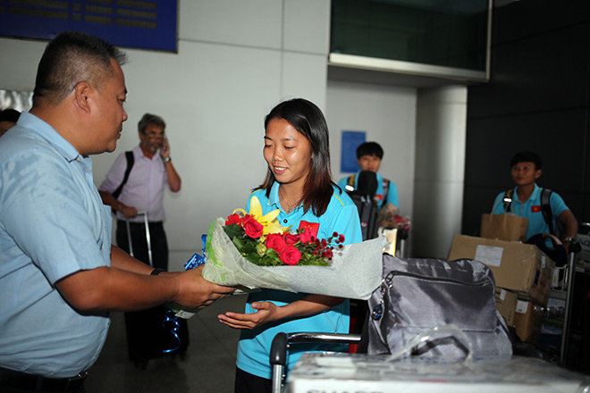 Đại diện VFF tặng hoa chúc mừng đội trưởng Huỳnh Như của ĐT Việt Nam ở sân bay Tân Sơn Nhất.