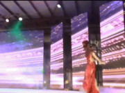 Thời trang - Diện váy nhái, thí sinh Hoa hậu Trái đất Myanmar &quot;vồ ếch&quot; trên sân khấu