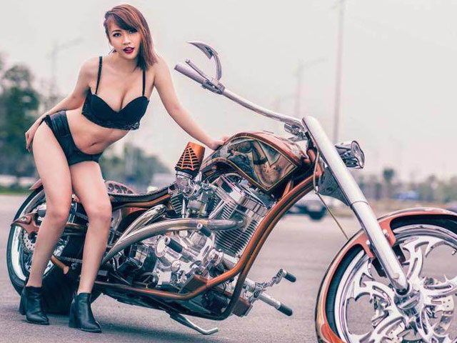 Hotgirl Ngân Lee nóng bỏng tạo dáng bên mô tô chopper cực hiếm