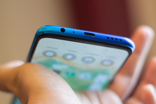 Máy đi kèm jack cắm âm thanh 3.5 mm.