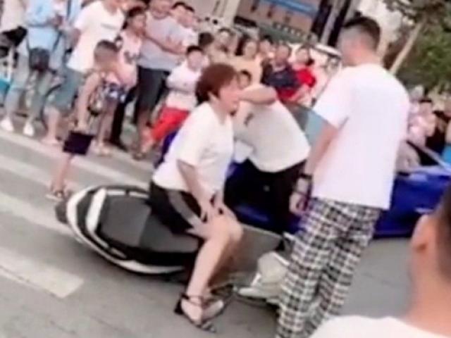 Bạn trẻ - Cuộc sống - Hai mẹ con dàn dựng tai nạn giả để quay clip... câu view nhận "kết đắng"