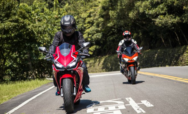 Honda CBR500R (màu đỏ) và Kawasaki Ninja 400 (màu cam).