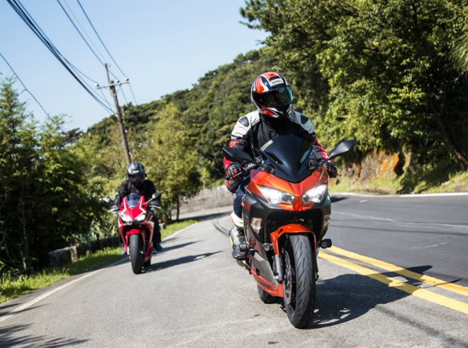 Ninja 400 nhẹ hơn.