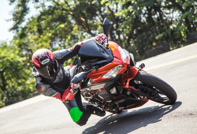 Ninja 400 lại nhấn mạnh tới sức mạnh sắc nét, chạy cơ động.