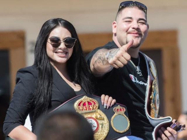 Thể thao - "Vua Boxing" ăn sinh nhật nhức mắt: Hưởng lạc trên người mỹ nữ khỏa thân