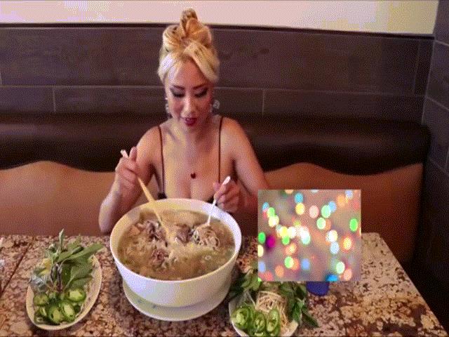 Bạn trẻ - Cuộc sống - Gái xinh "đánh bay" hết bát phở siêu to khổng lồ gây choáng