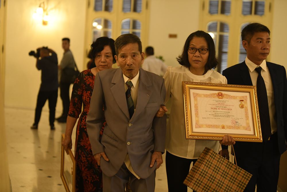 Diễn viên Trần Hạnh được phong tặng danh hiệu NSƯT ngày 25/1/1994. Năm 1996, ông giành giải Nam diễn viên xuất sắc trong phim truyện "Nước mắt đàn bà" tại Liên hoan phim Việt Nam lần thứ 11. Tại Liên hoan Truyền hình toàn quốc năm 2010, ông nhận giải Cống hiến cho vai ông Thống trong phim "Ngõ lỗ thủng" của đạo diễn Quốc Trọng. Vài năm trở lại lại đây sức khỏe có phần sa sút khiến mắt ông dần lòa đi không thể tham gia đóng phim như trước đây. Trong buổi lễ trao danh hiệu, người nghệ sĩ già phải nhờ tới sự giúp đỡ của gia đình để rời khán phòng trở về nhà.