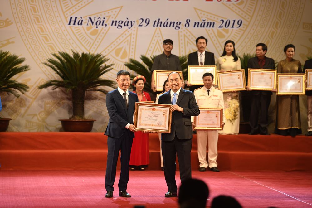 Trong dàn nghệ sĩ nhận danh hiệu NSND năm nay có sự góp mặt của NSƯT Công Lý. Anh được chú ý nhiều với vai diễn kinh điển Bắc đẩu trong vở diễn Táo Quân của VFC và nhiều vai diễn truyền hình khác như Lâm trong Những cô gái trong thành phố. Bên cạnh sự xuất hiện trên truyền hình, Công Lý còn là một diễn viên giàu kinh nghiệm của nhà hát kịch Hà Nội, từng dìu dắt nhiều thế hệ diễn viên trẻ tại đây.